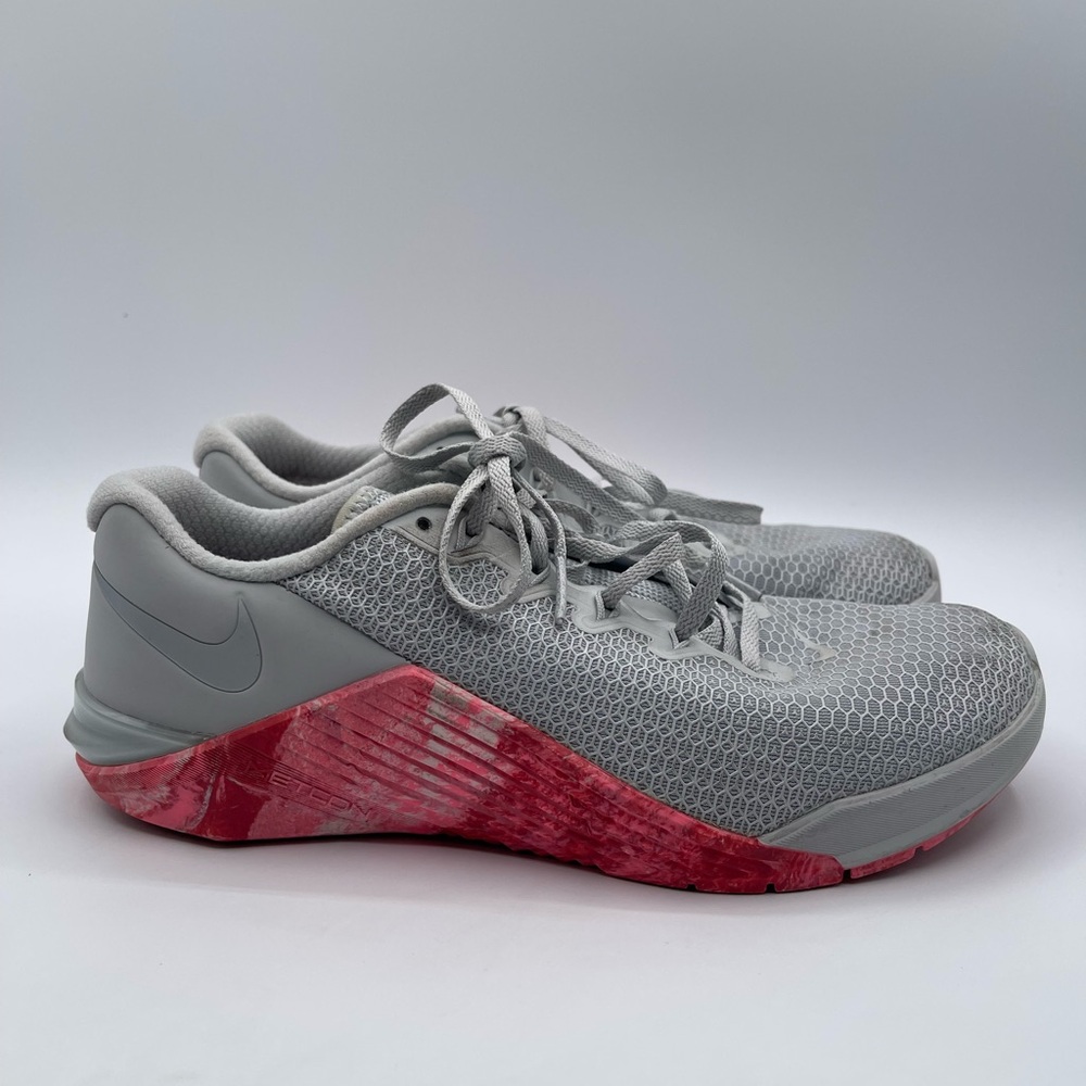 Nike Womens Metcon 5 AO2982-004 Gray Running Shoes Sneakers Size 8.5 Pink Gray